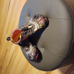 Vibram fivefingers women's shoe. GUC. Size 37(7-7.5)